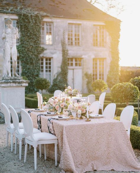 Choosing the Right Linens for an Outdoor Wedding